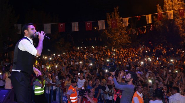 100. YIL FESTİVALİNDE ALİŞAN GECEYE DAMGA VURDU...