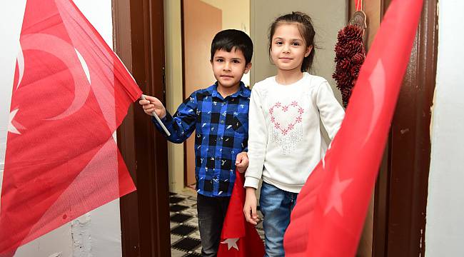 23 NİSAN'IN COŞKUSU BALKONLARA SIĞDI