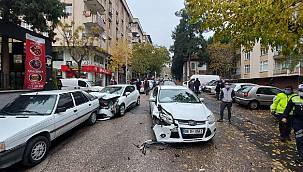 KAHRAMANMARAŞ'TA DİKKATSİZLİK TRAFİK KAZASINA NEDEN OLDU!