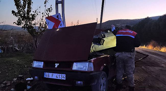 Otomobil Elektrik Direğine Çarptı: 1 Ölü 1 Yaralı...