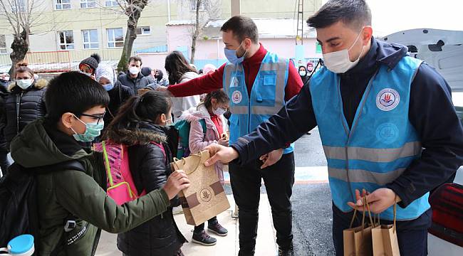 BELEDİYEDEN 7'DEN 70'E HERKESE MASKE VE KOLONYA