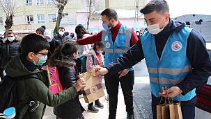 BELEDİYEDEN 7'DEN 70'E HERKESE MASKE VE KOLONYA