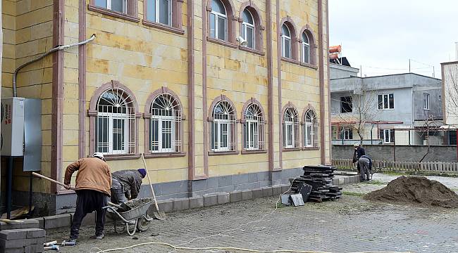 DULKADİROĞLU BELEDİYESİ CAMİLERİN BAHÇELERİNİ YENİDEN DÜZENLİYOR