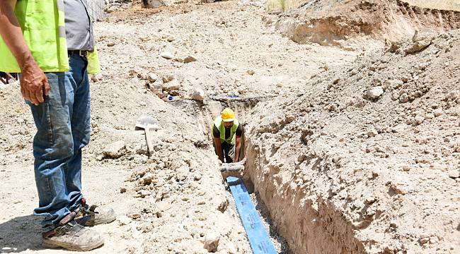 Gedemen Mahallesinde Yeni Yerleşimlerin İçme Suyu Hatları Yapılıyor