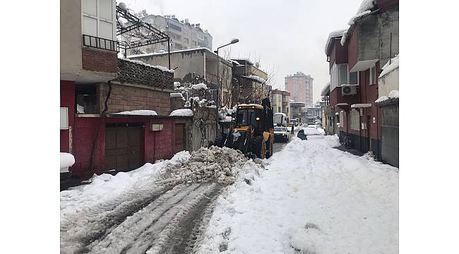 DULKADİROĞLU SOKAKLARINDA KAR TEMİZLİĞİ DEVAM EDİYOR