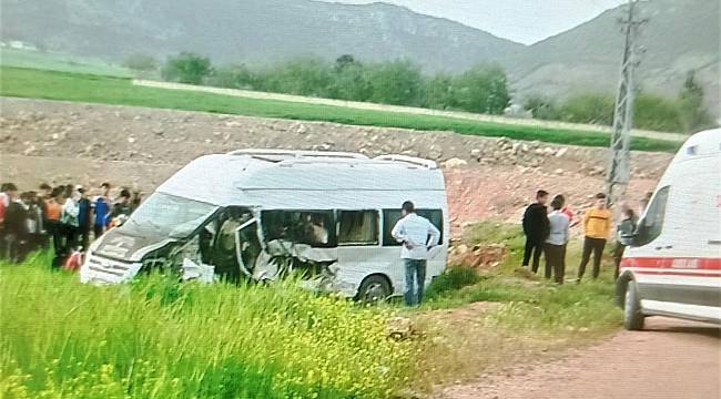 Kahramanmaraş'ta öğrenci servisi ile motosiklet çarpıştı! 5 yaralı