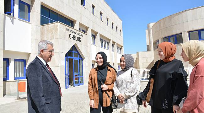 Üniversitemiz Rektörü Prof. Dr. Niyazi Can, Sınav Döneminde Öğrencilerle Bir Araya Geldi