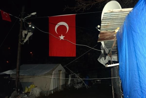 Kahramanmaraş Depremzede Özdemir Şehit Ailesi Acı Haberi Çadırda Aldı!Özdemir'in anne ve babası gözyaşlarına boğuldu.