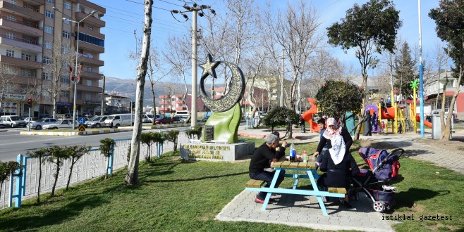 BAŞKAN OKAY'DAN ŞEHİDE ANLAMLI ANIT