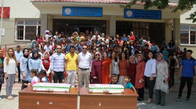 Bir Tebessüme Değer Topluluğu'ndan Çocuklara Karne Hediyesi