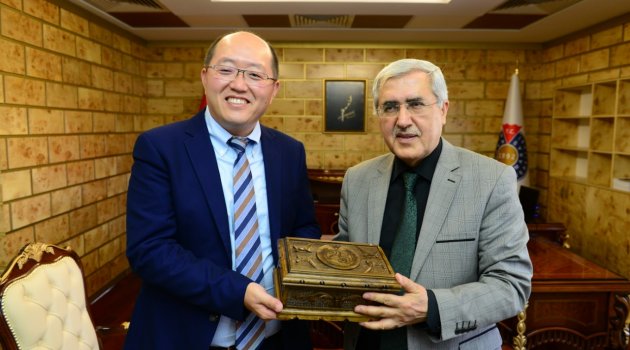 Çin Continental Hope Group CEO'su Qwen Xu'nun Üniversitemiz Rektörü Prof. Dr. Niyazi Can'ı Ziyaretinde İkili İşbirliği Konuları Ele Alındı