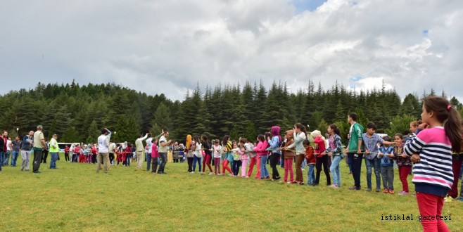 DULKADİROĞLU'NDAN BAŞKONUŞ'TA KARNE HEDİYESİ