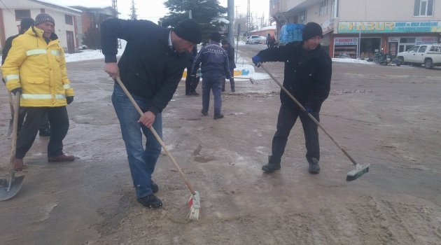 EKİNÖZÜ'NDE KAR TEMİZLEME ÇALIŞMALARI ARALIKSIZ DEVAM EDİYOR