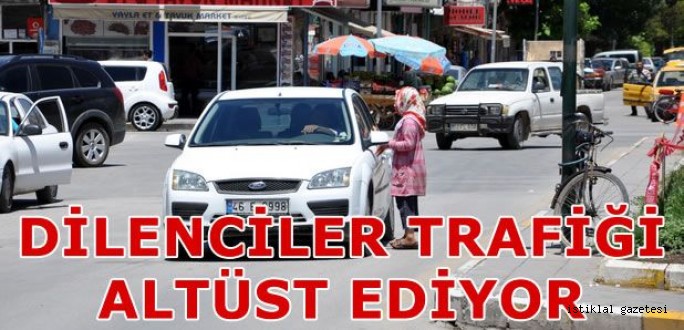 Elbistan'da dilenciler trafiği tehlikeye düşürüyor