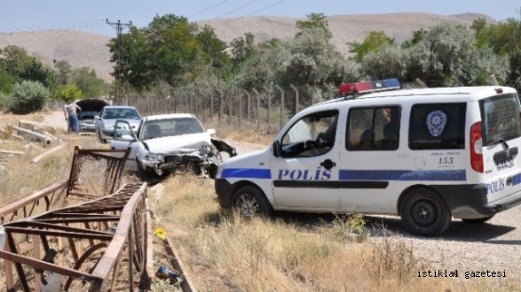 Elbistan'da Otomobil Elektrik Direğine Çarptı: 1 Yaralı