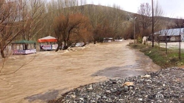 Elbistan'da Söğütlü Çayı Taştı,Ekipler Olası Sel ve Taşkın İçin Tetikte Bekledi