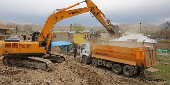 ERÇENE MAHALLESİNDE HAREBE YAPILAR YIKILARAK MAHALLEYE KAZANDIRILIYOR…