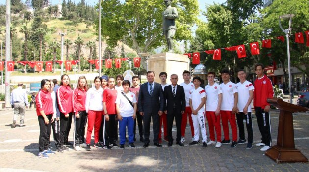 GENÇLİK HAFTASI AÇILIŞI ATATÜRK ANITINA ÇELENK SUNMA TÖRENİ İLE BAŞLADI.