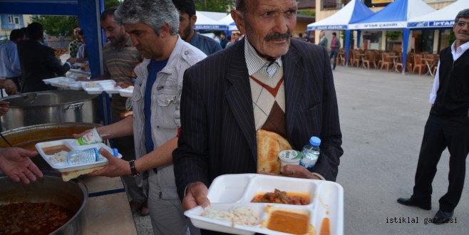 Göksun Belediyesi İftar Çadırı Kurdu...