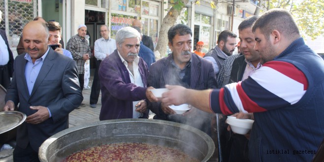 Hayrullah Mahallesi Esnafları Vatandaşa Aşure İkramında Bulundu