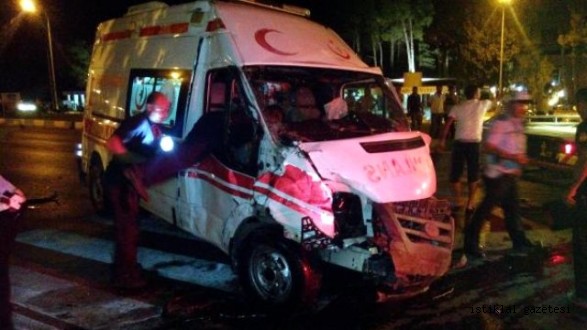 KAHRAMANMARAŞTA  AMBULANS VE OTOMOBİL ÇARPIŞTI: 1 ÖLÜ 5 YARALI