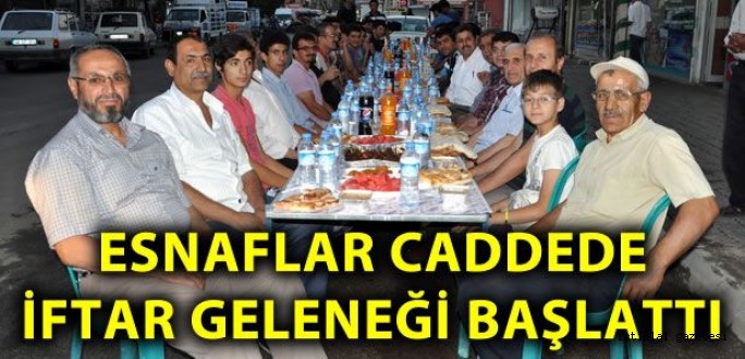 Kahramanmaraş'ta esnaflar caddede iftar geleneği başlattı