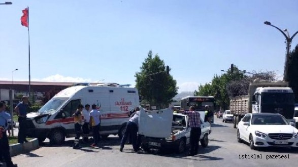 Kahramanmaraş'ta Otomobil ile Ambulans Çarpıştı: 1 Ölü, 3 Yaralı