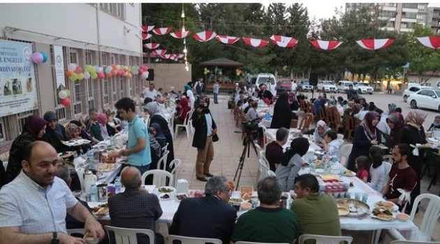 Kahramanmaraş'ta Engelliler için "Kardeşlik Sofrası" kurdular.