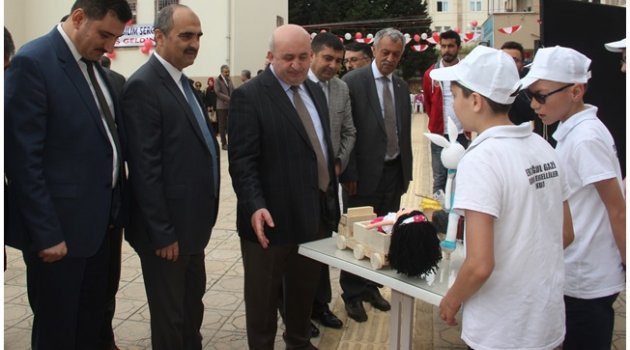 Kahramanmaraş'ta görme engelli öğrencilerin TÜBİTAK sergisi.