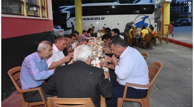 Kahramanmaraş'tan giden otobüs yolcularına iftar sürprizi