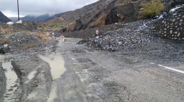 Kapıdere-Gölbaşı Yolunun 25 Noktasında Heyelan Yaşandı..