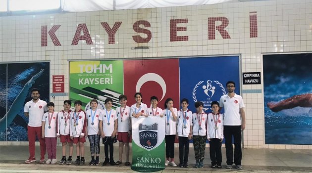 -KAYSERİ'DEKİ YARIŞLARDA SANKOLULAR 4X100 METRE SERBET BAYRAK YARIŞINDA BİRİNCİ, 4X50 METRE KARIŞIK BAYRAK YARIŞINDA İKİNCİ OLDU