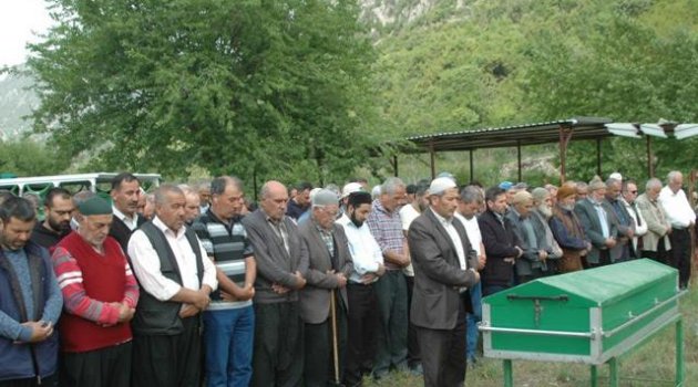 Korkunç şekilde öldürülen kadın, Kahramanmaraş'ta toprağa verildi.