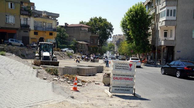 Sarayaltı Caddesi'ne parke döşeniyor