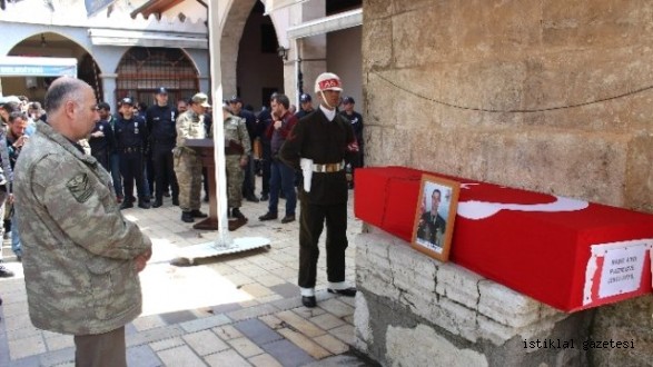 Şehit Oğlunu Parkasıyla Uğurladı