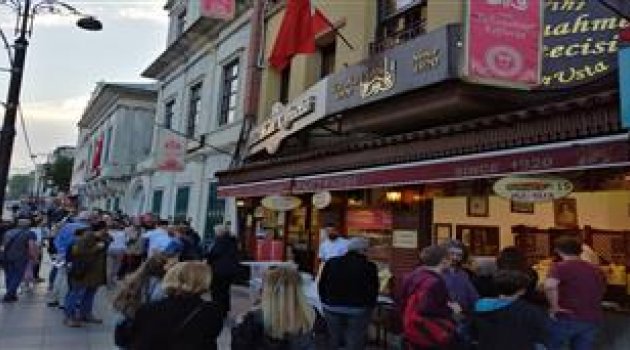 Sultanahmet'te Trend Ünlü Köfteci'nin Lezzet Kuyruğu...