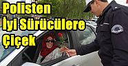 Emniyet Müdürlüğü'nden iyi sürücülere çiçek hediyesi