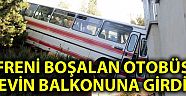 Freni Boşalan Otobüs Evin Balkonuna Girdi