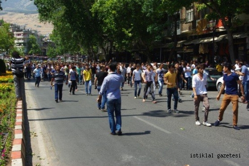 Tehlikeli Gerginlik, Suriyeliler Protesto Edildi