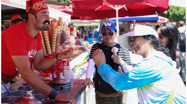 Turizmin başkenti" Renkli şovlarıyla turistlere Maraş Dondurması satıyorlar  .