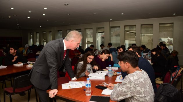 Vali Davut Gül: "İlave Eğitimlerle Öğrencilerimizi Desteklemeliyiz"