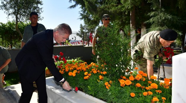 Vali Gül'den şehitlik ve huzurevi ziyareti