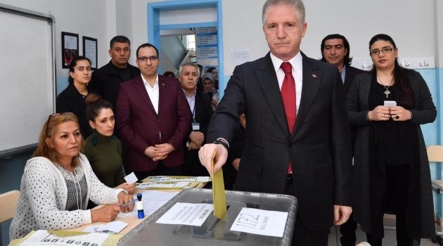 Vali Gül, eşi Gülden Gül Hanımefendi ile oyunu kullandı.