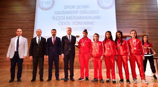 Vali Gül, "Sizler iyi yetiştiğiniz müddetçe bizler geleceğe güvenle bakacağız"