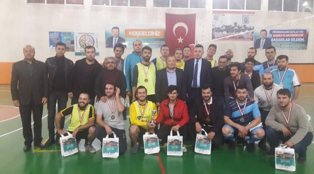 VOLEYBOL DA ŞAMPİYON: NECİP FAZIL HALK KÜTÜPHANESİ