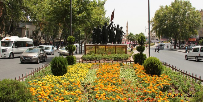 Yeşil Alan ve Meydanlarda Çiçeklendirme Çalışması Devam Ediyor