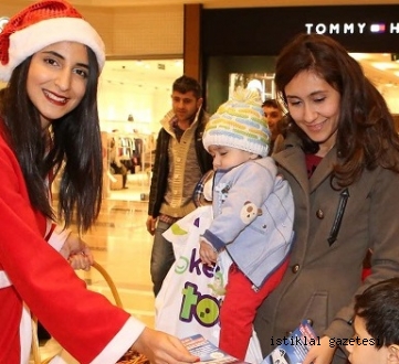 Yılbaşı alışverişini Noel Annelerin hediyeleri renklendiriyor